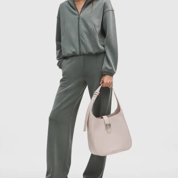 NWT Lululemon Leather Alternative Shoulder Bag
Cashew - Picture 2 of 11